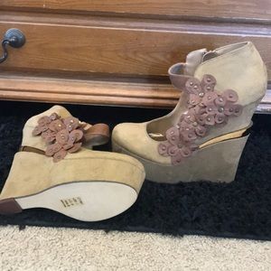 Size 9 women’s wedge heel